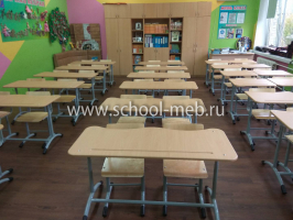 ekstra-2r-dvuhmestnaya-parta-s-polochkoy-i-uglom-naklona-stoleshnitsy-3