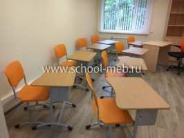 ekstra-perfo-1r-odnomestnaya-parta-s-perforirovannym-ekranom-polochkoy-i-uglom-naklona-stoleshnitsy1