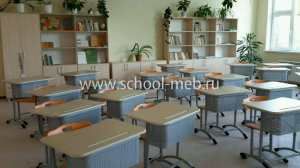 ekstra-perfo-1r-odnomestnaya-parta-s-perforirovannym-ekranom-polochkoy-i-uglom-naklona-stoleshnitsy2