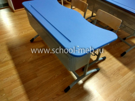 ekstra-perfo-2r-dvuhmestnaya-parta-s-perforirovannym-ekranom-i-uglom-naklona-stoleshnitsy-4