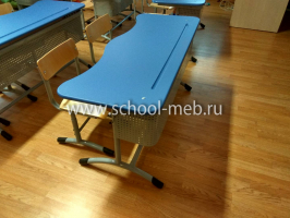 ekstra-perfo-2r-dvuhmestnaya-parta-s-perforirovannym-ekranom-polochkoy-i-uglom-naklona-stoleshnitsy-3