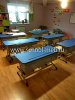 ekstra-perfo-2r-dvuhmestnaya-parta-s-perforirovannym-ekranom-polochkoy-i-uglom-naklona-stoleshnitsy-4