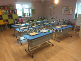 ekstra-perfo-2r-dvuhmestnaya-parta-s-perforirovannym-ekranom-polochkoy-i-uglom-naklona-stoleshnitsy-5