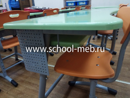 premera-2r-perfo-zelyonaya-dvuhmestnaya-parta-s-perforatsiey-i-polochkoy3