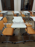 premera-2r-perfo-dvuhmestnaya-parta-s-ekranom-uglom-naklona-i-polochkoy2