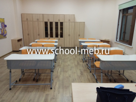 premera-2r-perfo-dvuhmestnaya-parta-s-ekranom-uglom-naklona-i-polochkoy4