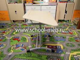 ekstra-t-odnomestnaya-parta-s-trapetsievidnoy-stoleshnitsey-i-ugrom-naklona1