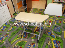 ekstra-t-odnomestnaya-parta-s-trapetsievidnoy-stoleshnitsey-i-ugrom-naklona3