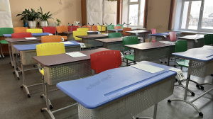 ekstra-line-perfo-1r-odnomestnaya-parta-s-polochkoy-i-uglom-naklona1